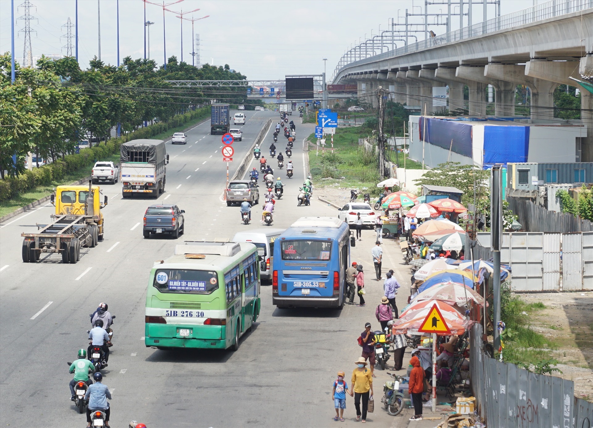 Hệ thống xe buýt dọc Xa lộ Hà Nội sẽ được tổ chức lại để hút khách đi Metro số 1.  Ảnh: Minh Quân