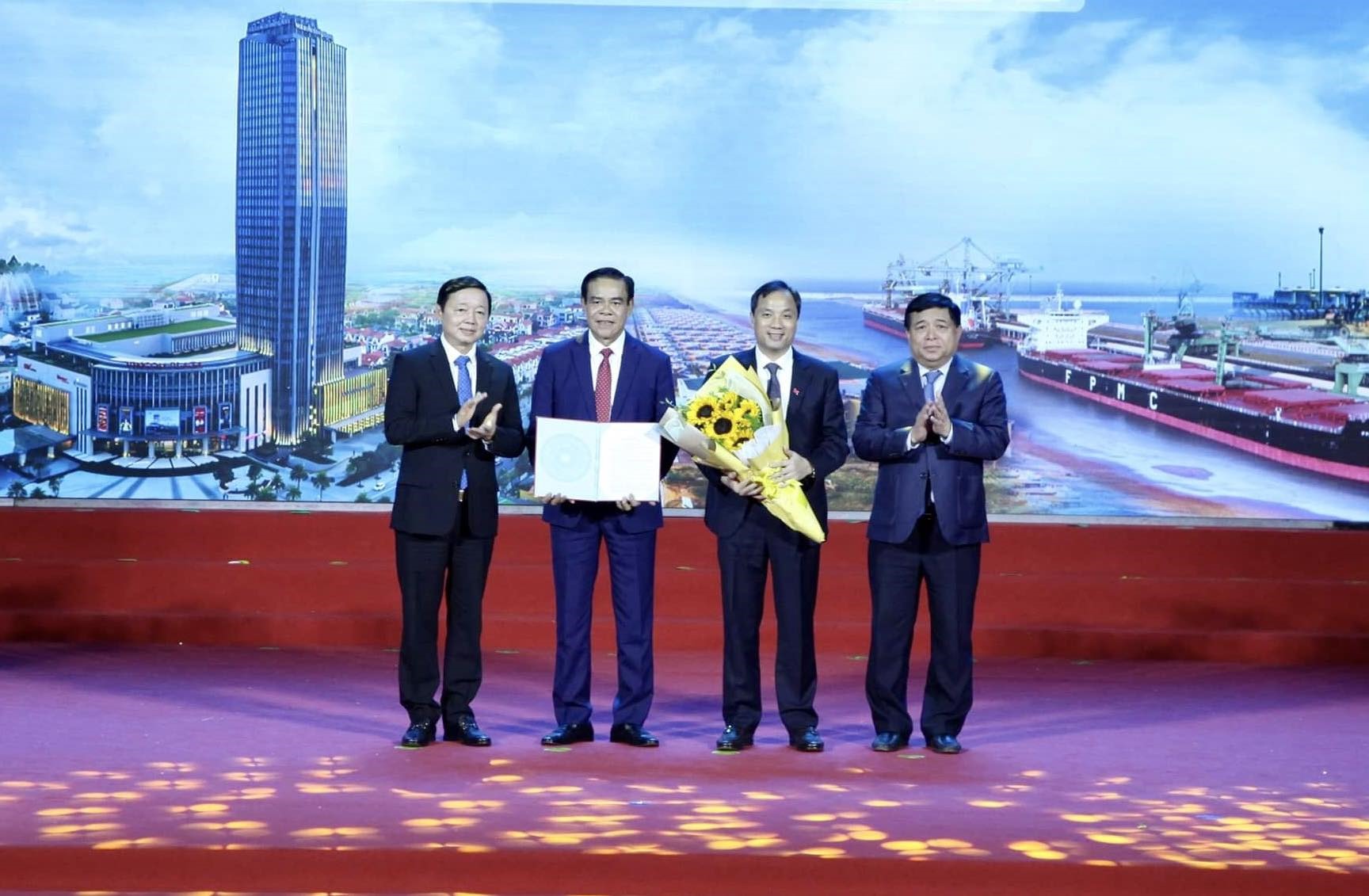 Phó Thủ tướng Chính phủ Trần Hồng Hà (ngoài cùng bên trái) trao quyết định phê duyệt quy hoạch tỉnh Hà Tĩnh thời kì 2021 - 2030, tầm nhìn đến năm 2050. Ảnh: Trần Tuấn