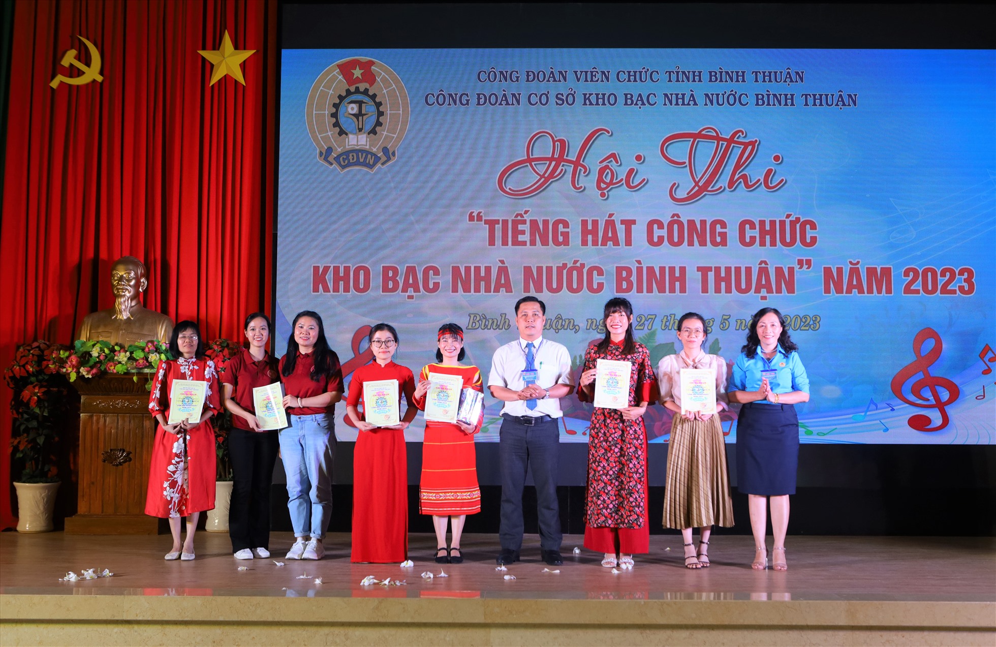 Chủ tịch CĐVC Bình Thuận và Chủ tịch CĐCS trao giải cho các đội đạt giải phần thi Cắm hoa nghệ thuật. Ảnh: Duy Tuấn