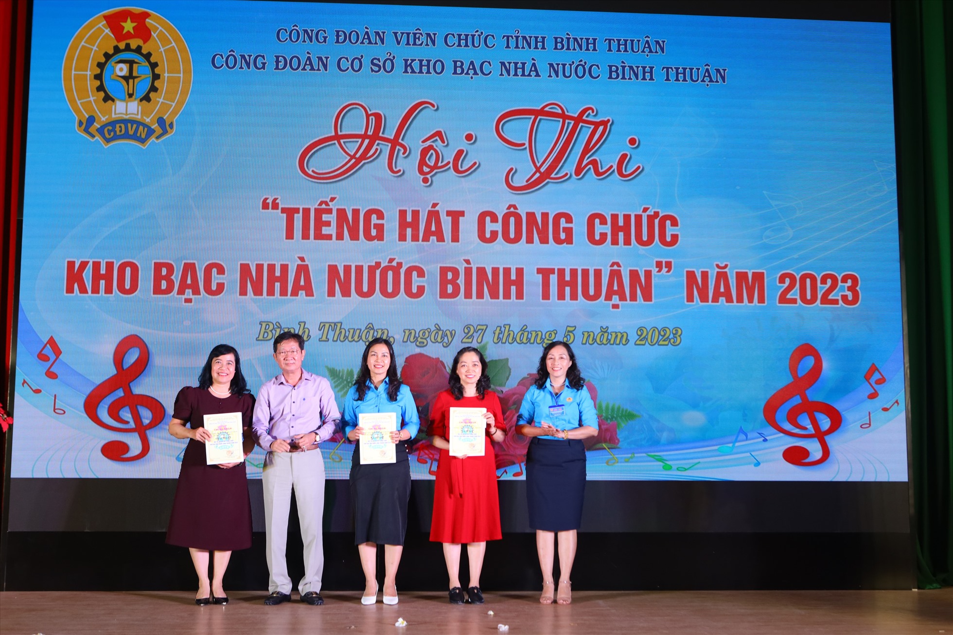 Giám đốc KBNN Bình Thuận và Chủ tịch CĐCS trao giải cho các Tổ công đoàn trong phần thi “Tiếng hát công chức Kho bạc Nhà nước Bình Thuận năm 2023”. Ảnh: Duy Tuấn