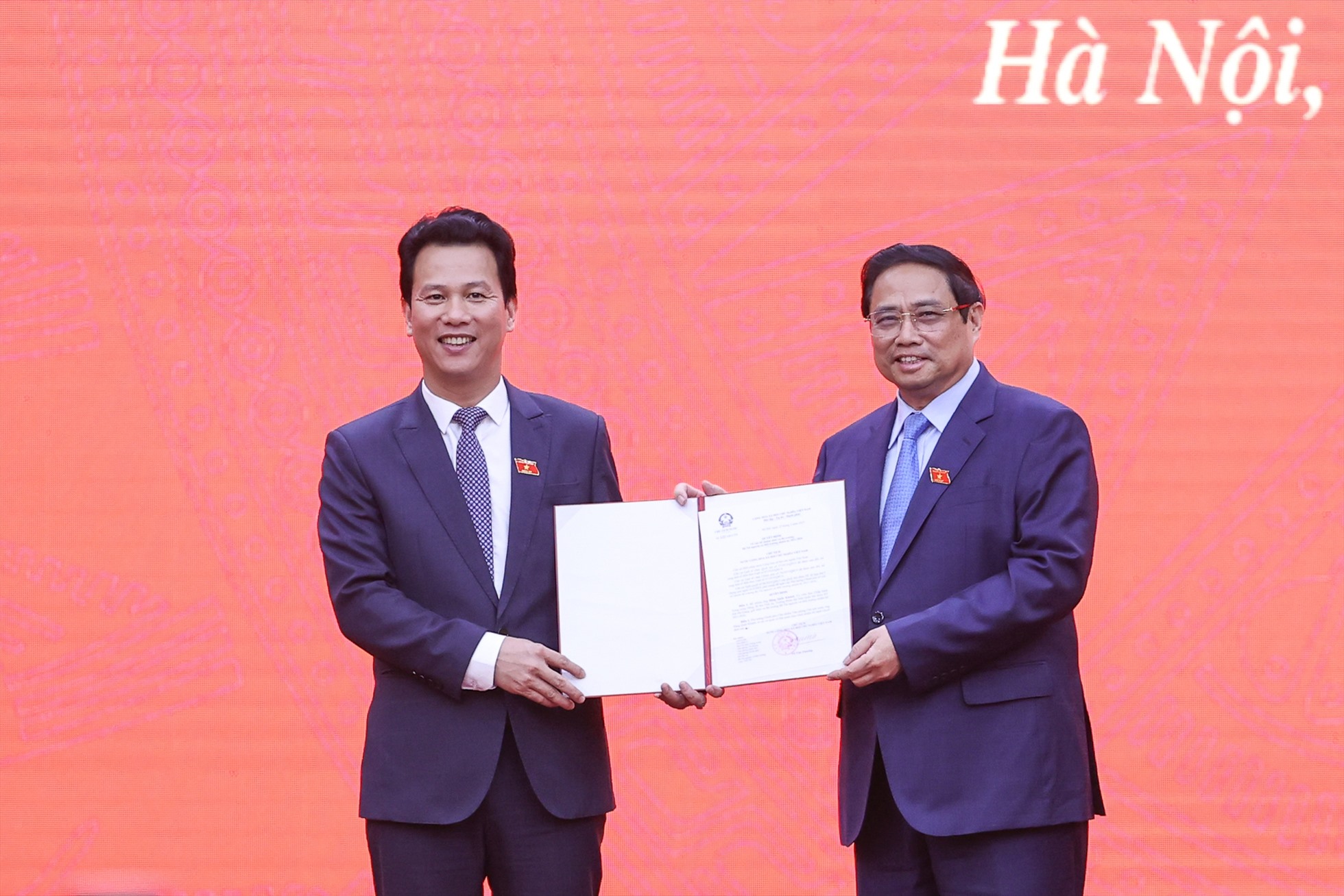Thủ tướng Phạm Minh Chính trao Quyết định của Chủ tịch nước bổ nhiệm ông Đặng Quốc Khánh, Bí thư Tỉnh ủy Hà Giang làm Bộ trưởng Bộ Tài nguyên và Môi trường nhiệm kỳ 2021-2026 - Ảnh: VGP