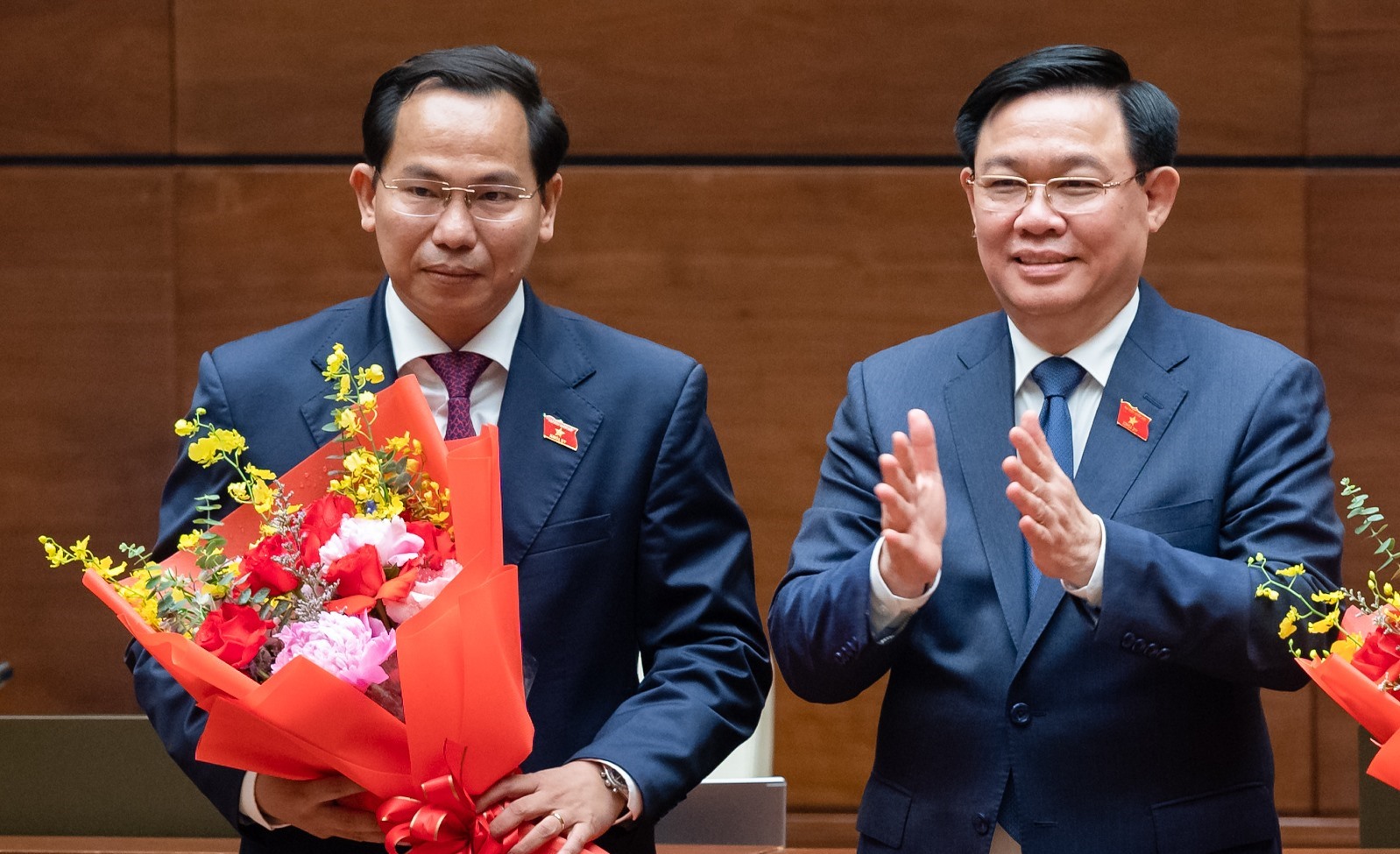 Chủ tịch Quốc hội Vương Đình Huệ tặng hoa chúc mừng ông Lê Quang Mạnh - tân Chủ nhiệm Uỷ ban Tài chính Ngân sách của Quốc hội. Ảnh: Phạm Thắng