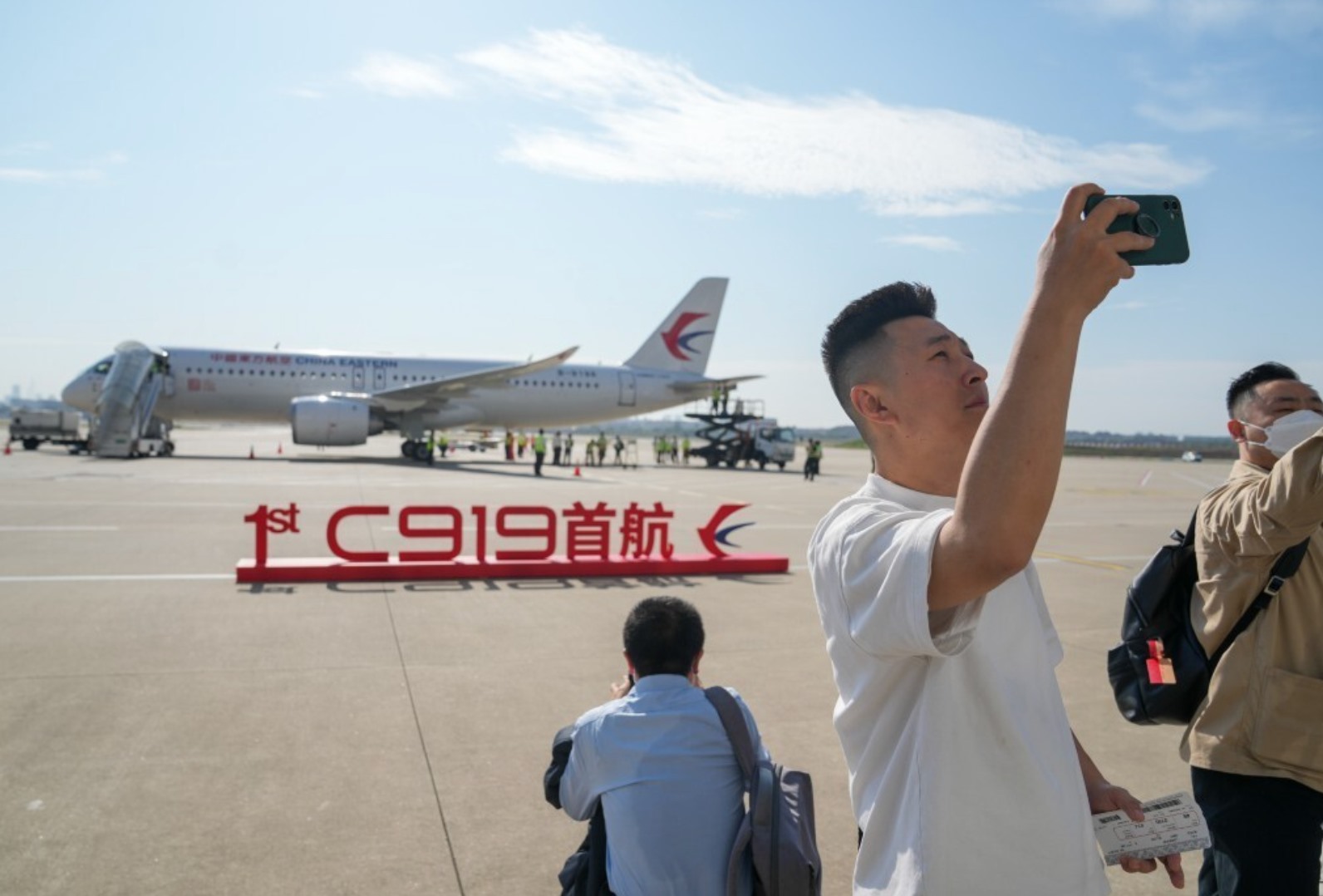 Hành khách chụp ảnh với máy bay C919 tại sân bay Hồng Kiều, Thượng Hải ngày 28.5.2023. Ảnh: AFP