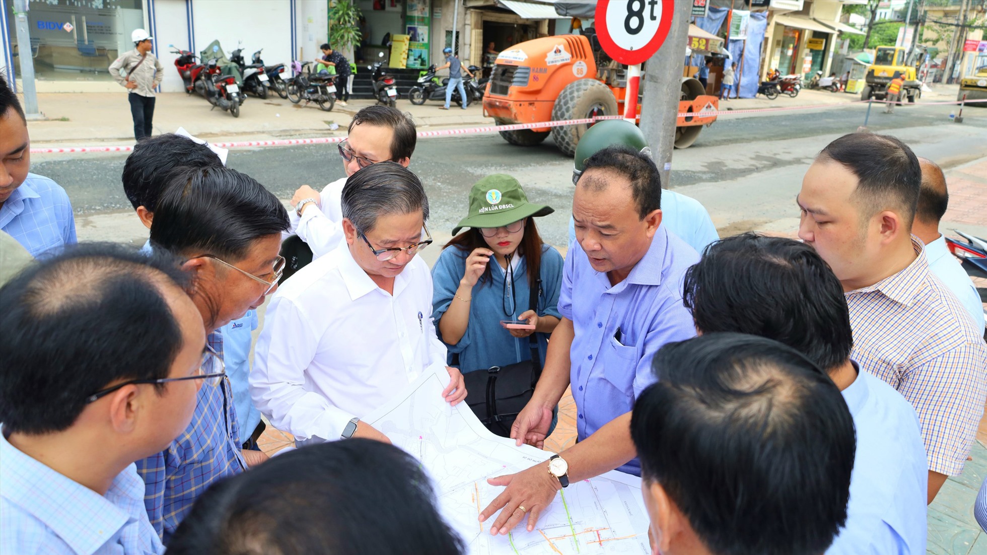 Chủ tịch UBND TP Cần Thơ Trần Việt Trường cũng các đơn vị đi kiểm tra, đôn đốc các công trình, dự án trọng điểm của TP. Ảnh: Tạ Quang