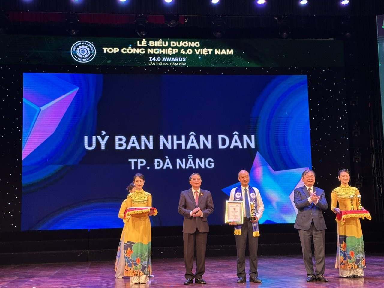 UBND TP Đà Nẵng được trao giải thưởng tại hạng mục “Top tổ chức, địa phương tiêu biểu chủ động thực hiện cách mạng công nghiệp 4.0 và chuyển đổi số“.
