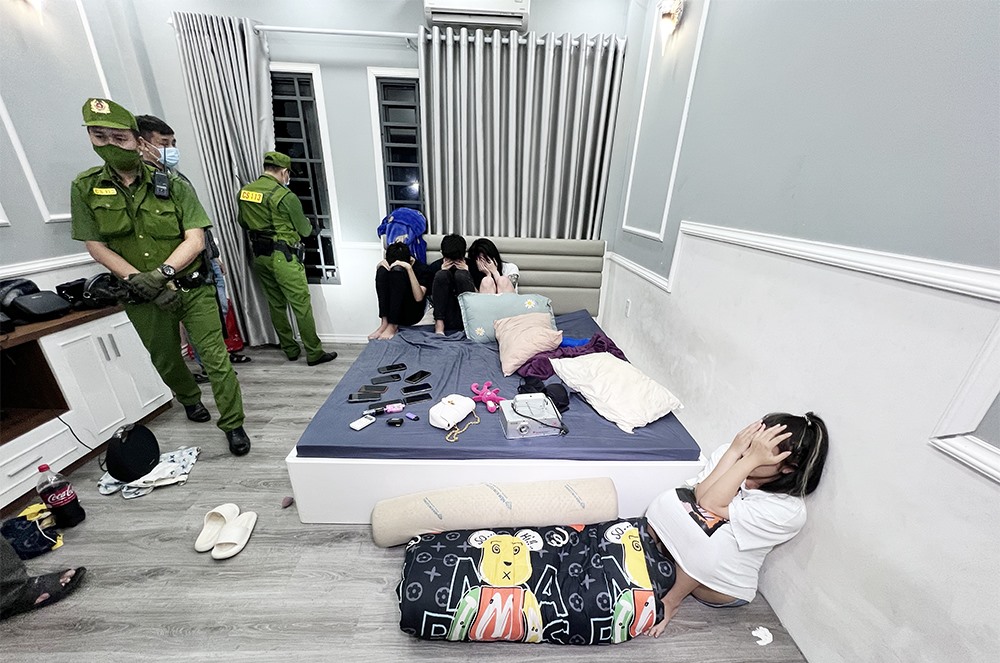 Lực lượng Công an tiến hành kiểm tra căn hộ trong khu đô thị ở TP Long Xuyên phát hiện 14 thanh thiếu niên có biểu hiện bất thường. Ảnh: Vũ Tiến
