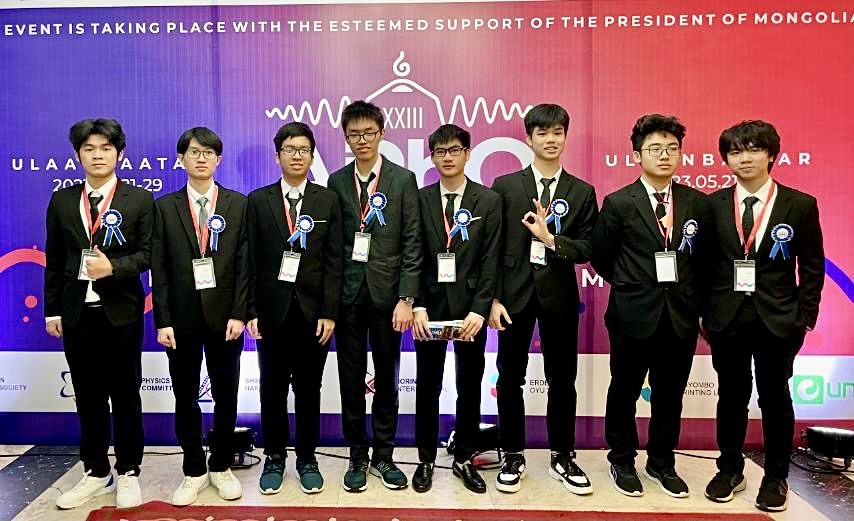 Các thành viên đội tuyển Việt Nam dự thi Olympic Vật lý Châu Á - Thái Bình Dương (APhO) năm 2023.