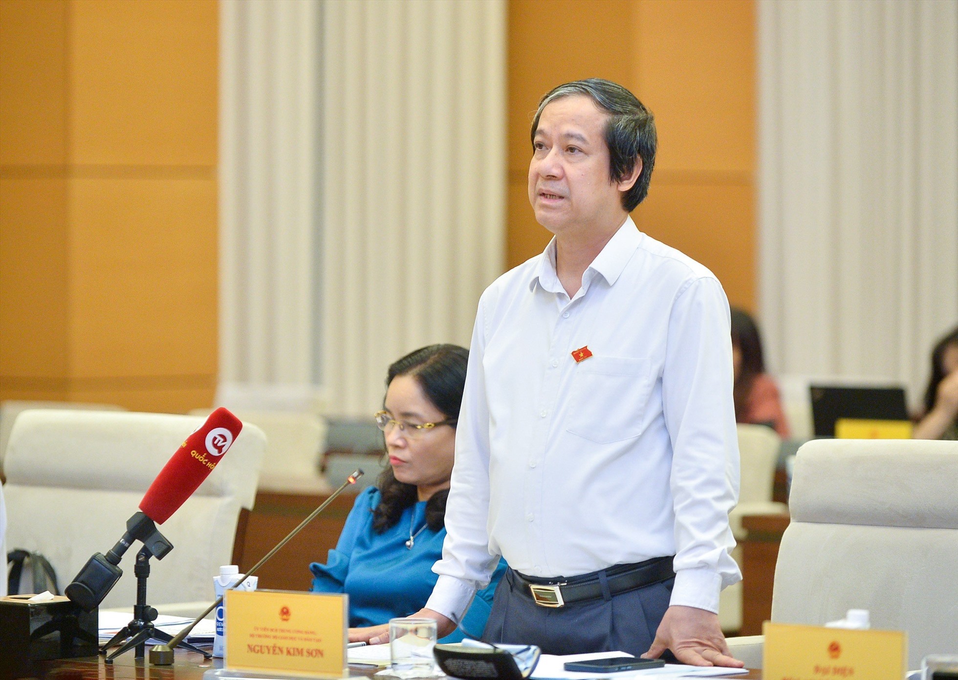 Bộ trưởng Bộ GDĐT Nguyễn Kim Sơn phát biểu tại phiên họp. Ảnh: MOET