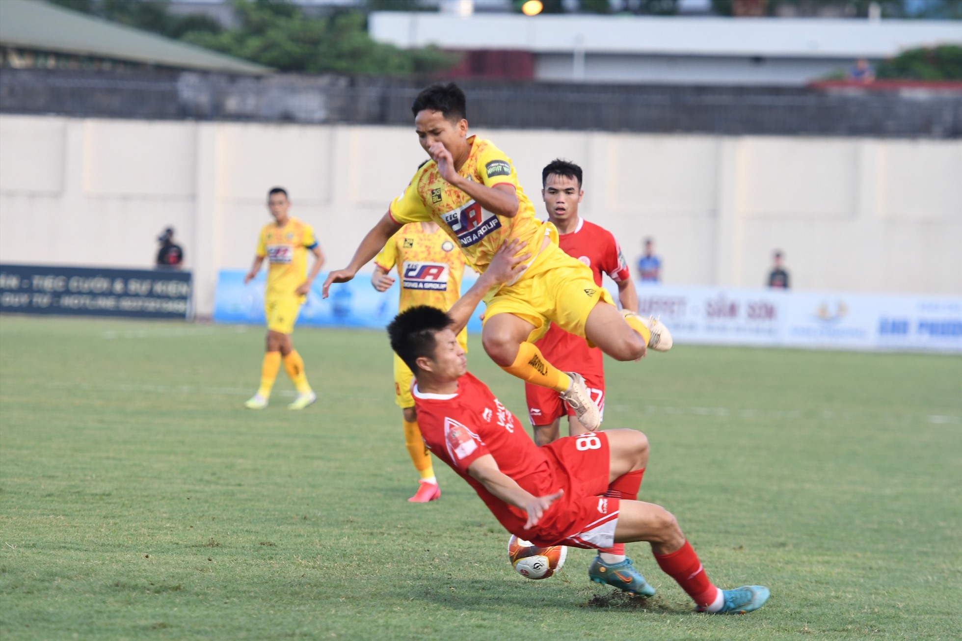 Thanh Hoá và Viettel đẩy cao tốc độ trận đấu trong những phút đầu hiệp 1. Ảnh: Lan Hương