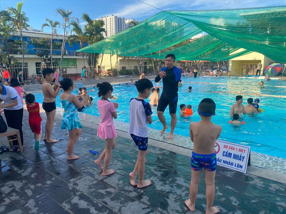Nhiều phụ huynh chọn lớp học bơi cho con vào dịp hè. Ảnh: Nhân vật cung cấp
