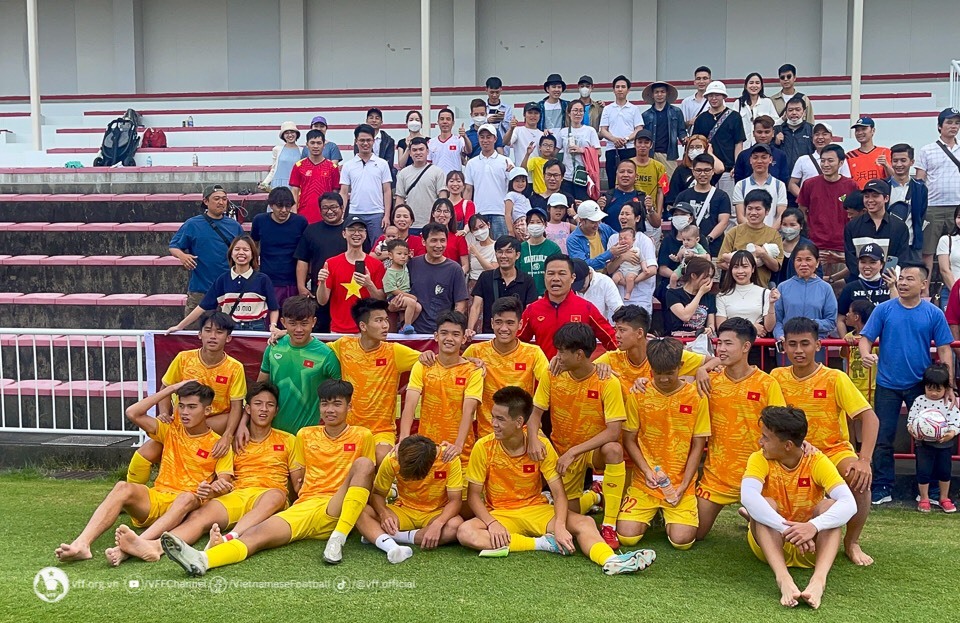 U17 Việt Nam giao lưu và chụp ảnh lưu niệm với các kiều bào sau trận đấu với U18 Honda FC. Ảnh: VFF