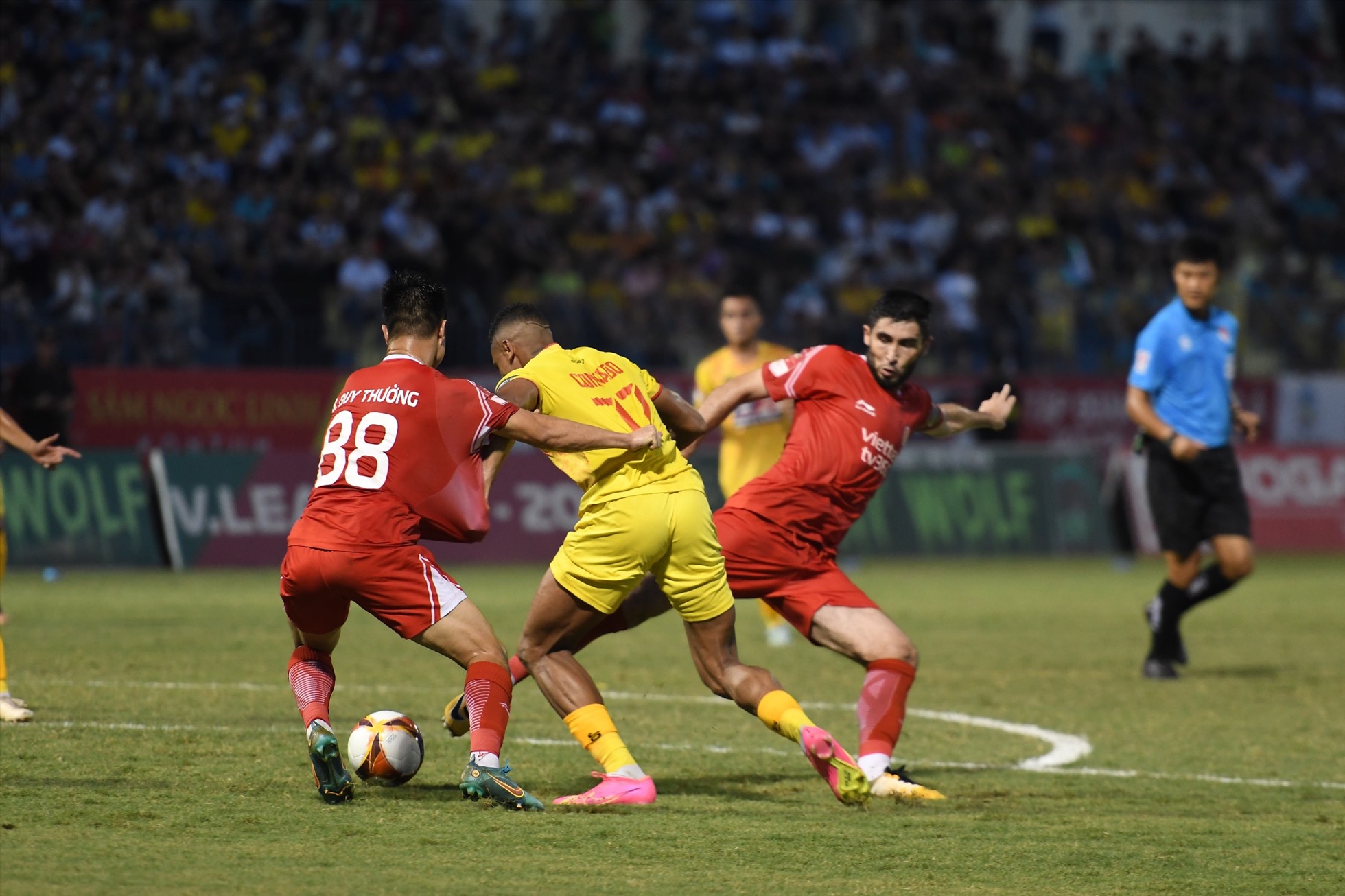Để thua sớm, đội chủ nhà dâng cao tấn công, liên tục gây sức ép về phía khung thành thủ môn Văn Phong.