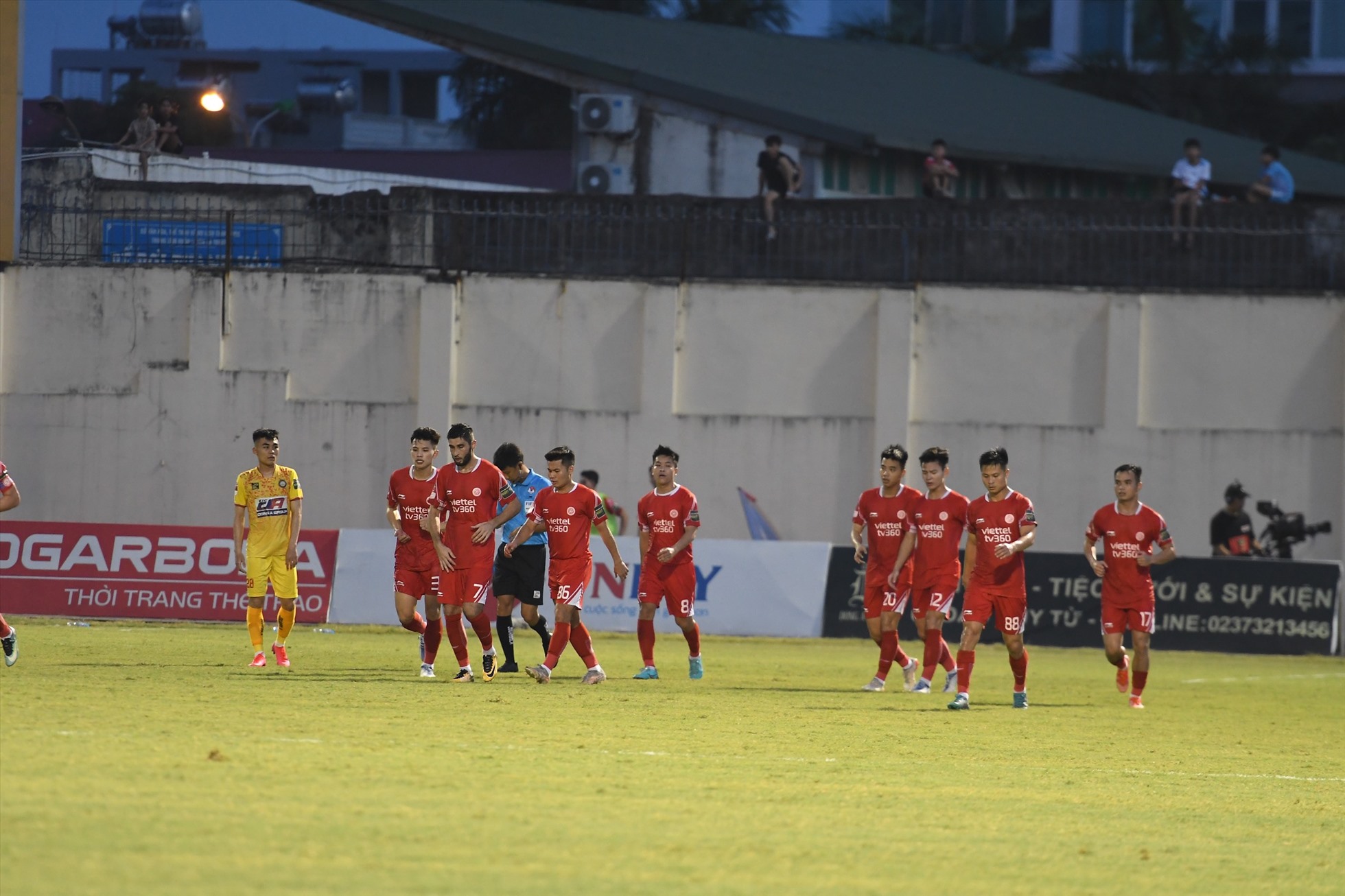 Sang hiệp 2, Viettel bất ngờ có bàn thắng vươn lên dẫn trước 2-1 nhờ công của cầu thủ vào sân thay người Dương Văn Hào.