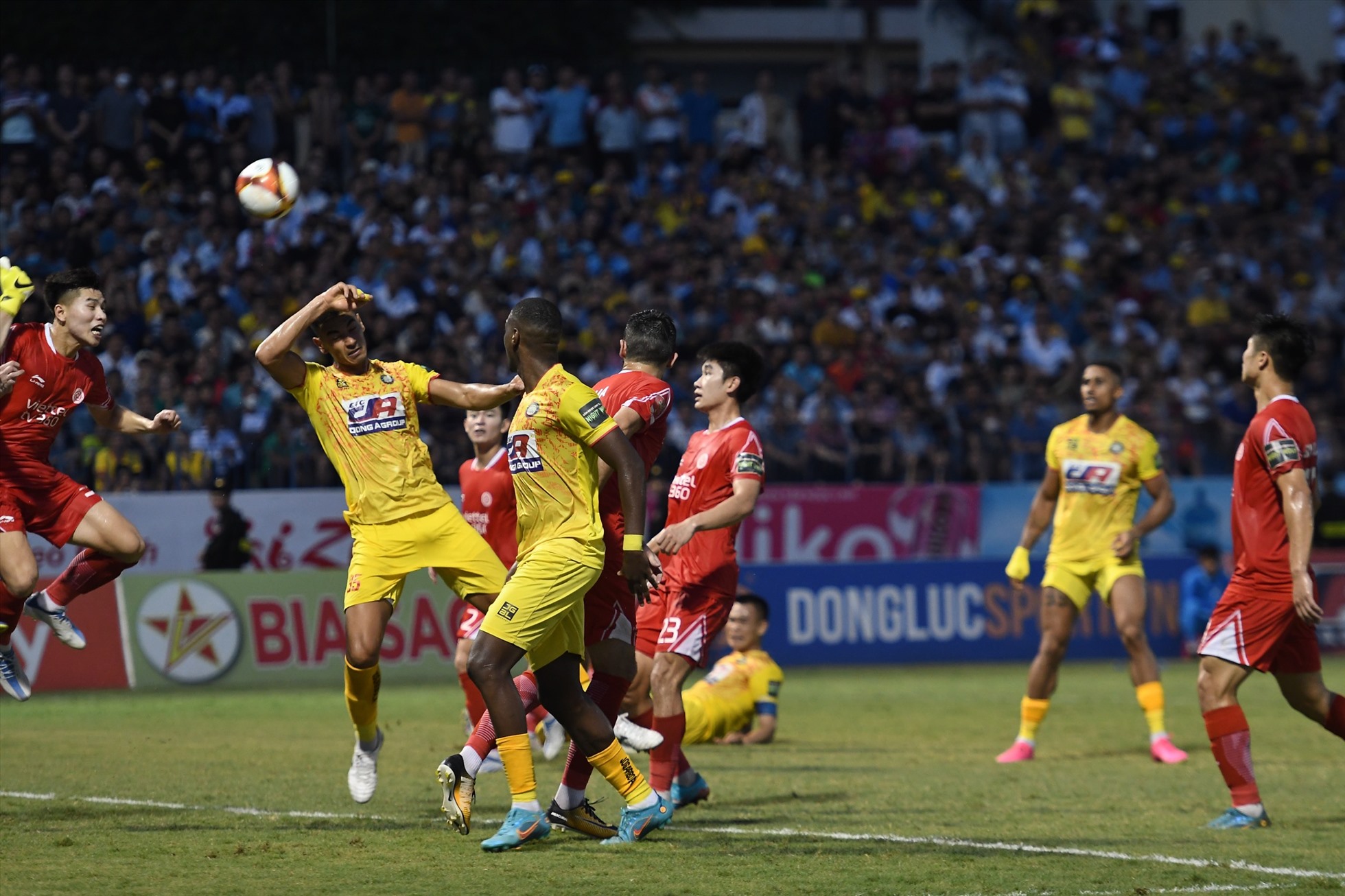 Phút 73, từ đường chuyền thuận lợi của Quốc Phương, trung vệ Gustavo Santos bật cao đánh đầu tung lưới Viettel, đưa trận đấu về tỉ số hoà 2-2.