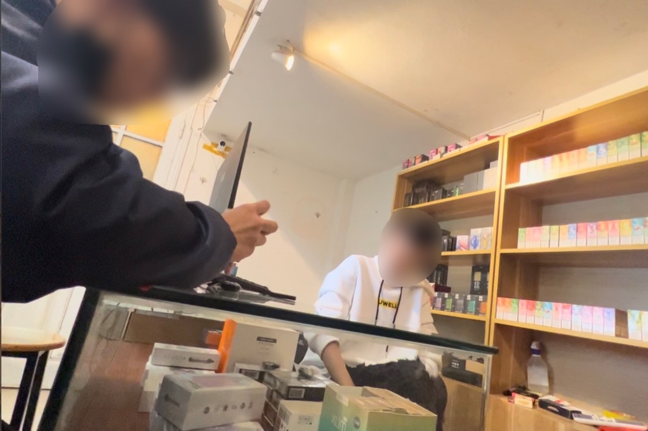 Học sinh vô tư vào cửa hàng mua thuốc lá điện tử. Ảnh: Nhóm PV