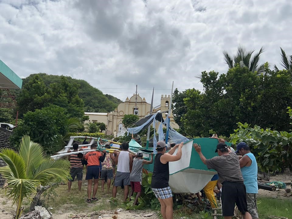 Người dân Philippines đưa thuyền vào bờ phòng tránh bão Mawar. Ảnh: Twitter/Rappler