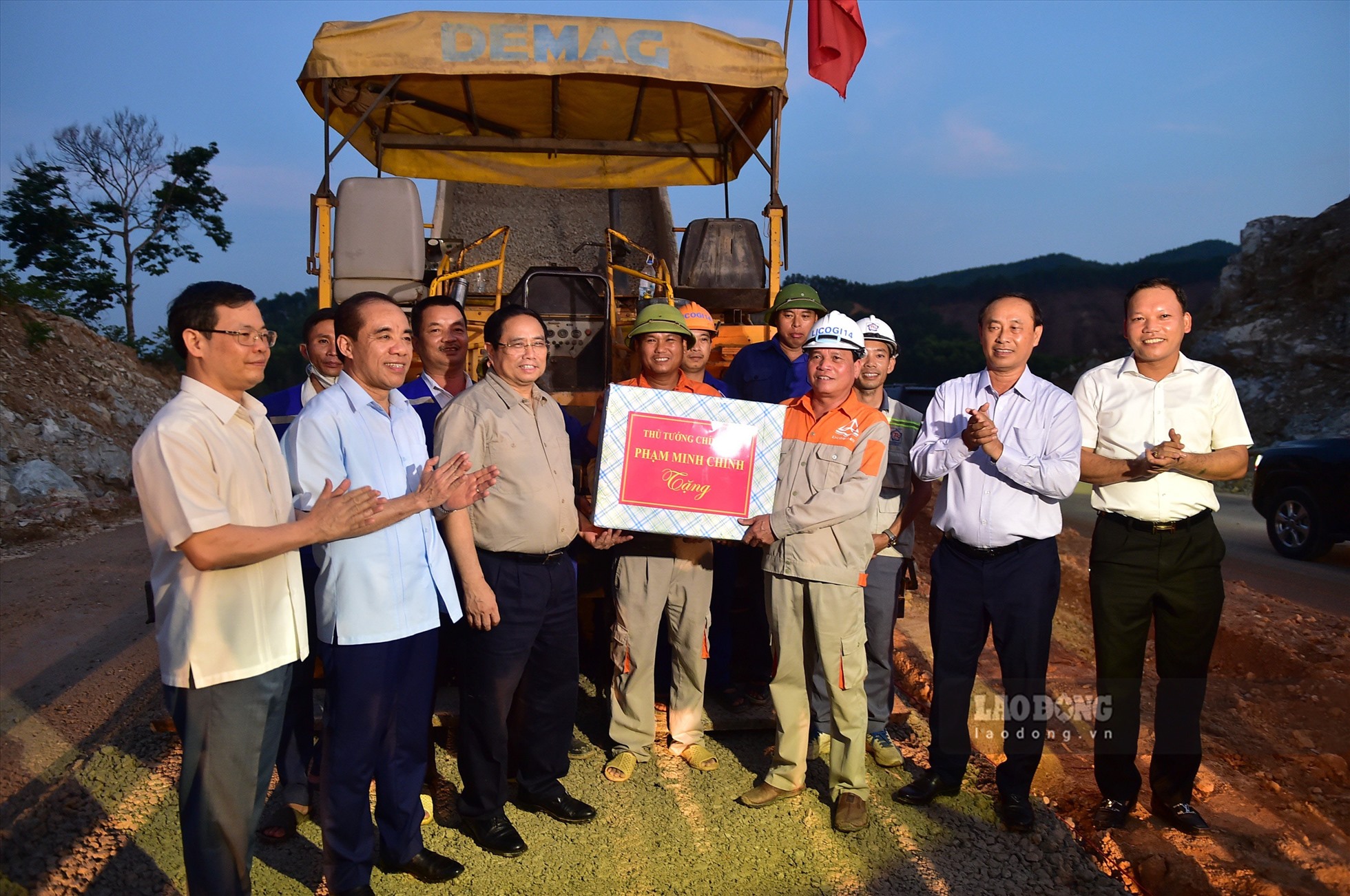 Thủ tướng Phạm Minh Chính đã thăm và tặng quà một số đội công nhân đang trực tiếp thi công tại công trường.