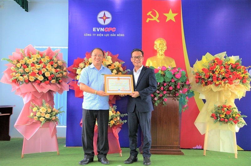 Ông Nguyễn Ngọc Ánh - Giám đốc PC Đắk Nông (bên phải) nhận Bằng khen của Tổng giám đốc BHXH Việt Nam. Ảnh: Tâm An