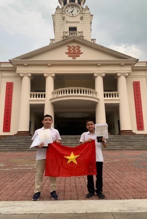 Trần Hoàng Lâm (trái) và Đỗ Gia Bảo đã giành cho mình giải vàng toán học Châu Á - Thái Bình Dương năm 2023.