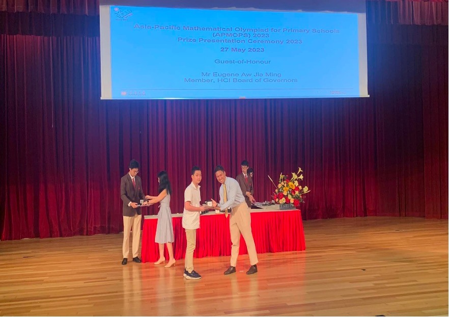 Trần Hoàng Lâm nhận Huy chương Vàng Apmops 2023 tại Singapore.