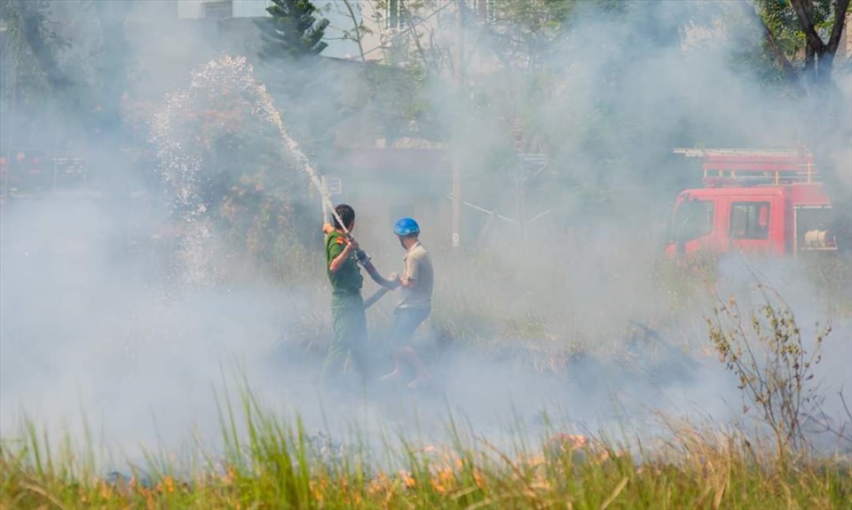 Lực lượng chức năng dập tắt đám cháy tại khu vực suối Đá. Ảnh: Công an Đà Nẵng