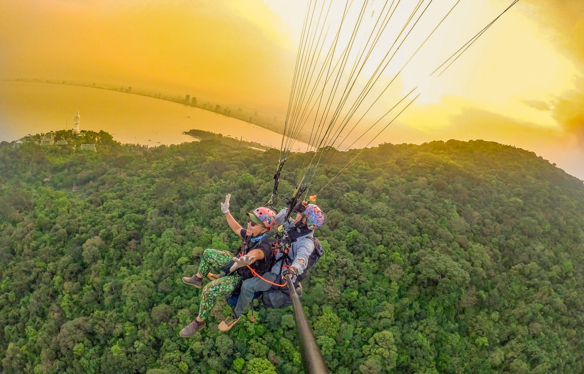 Khung giờ đẹp nhất để ngắm Sơn Trà là bình minh hoặc hoàng hôn, nơi ngày và đêm giao thoa cùng rừng và biển.