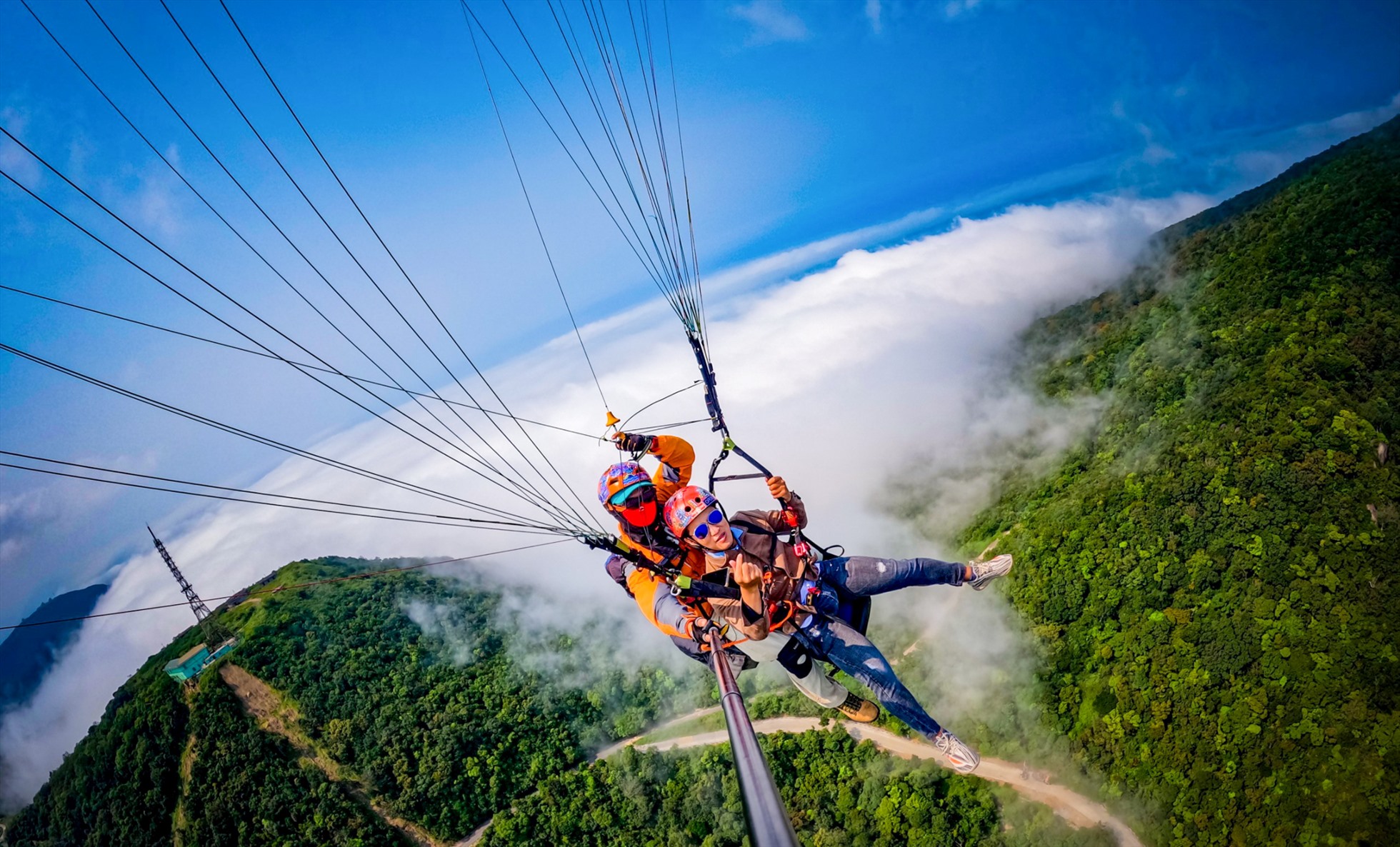 Huấn luyện viên dù lượn là những người dày dặn kinh nghiệm trong bộ môn thể thao trên không nên người trải nghiệm sẽ được chuẩn bị chu đáo cho mỗi chuyến bay. “Du khách chỉ cần mang giày, mặc quần dài và chuẩn bị tinh thần để chiêm ngưỡng vẻ đẹp của thành phố từ trên cao”, anh Đinh Thế Anh, huấn luyện viên dù lượn chia sẻ.