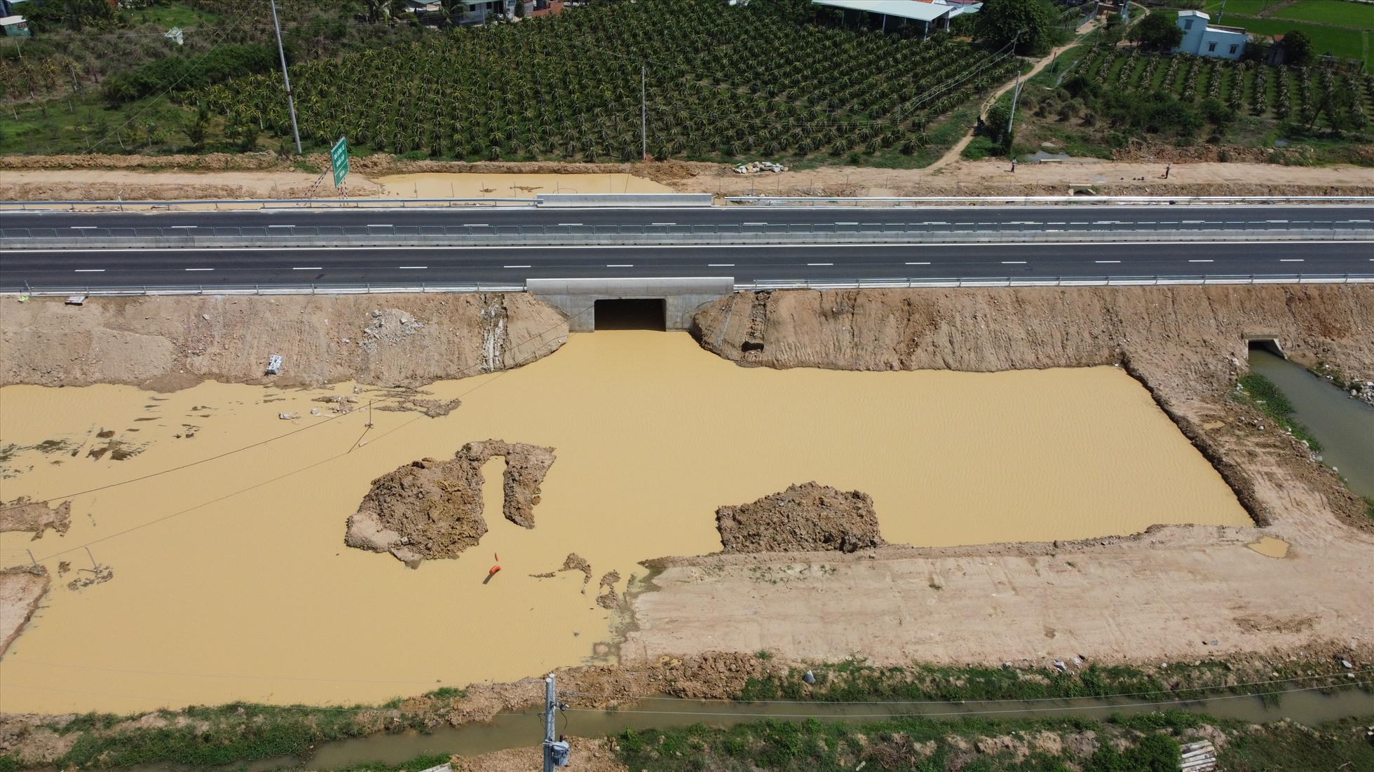 Vị trí ngập nước hầm chui tại km210 + 500 cao tốc Vĩnh Hảo - Phan Thiết, ghi nhận ngày 26.5. Ảnh: Duy Tuấn