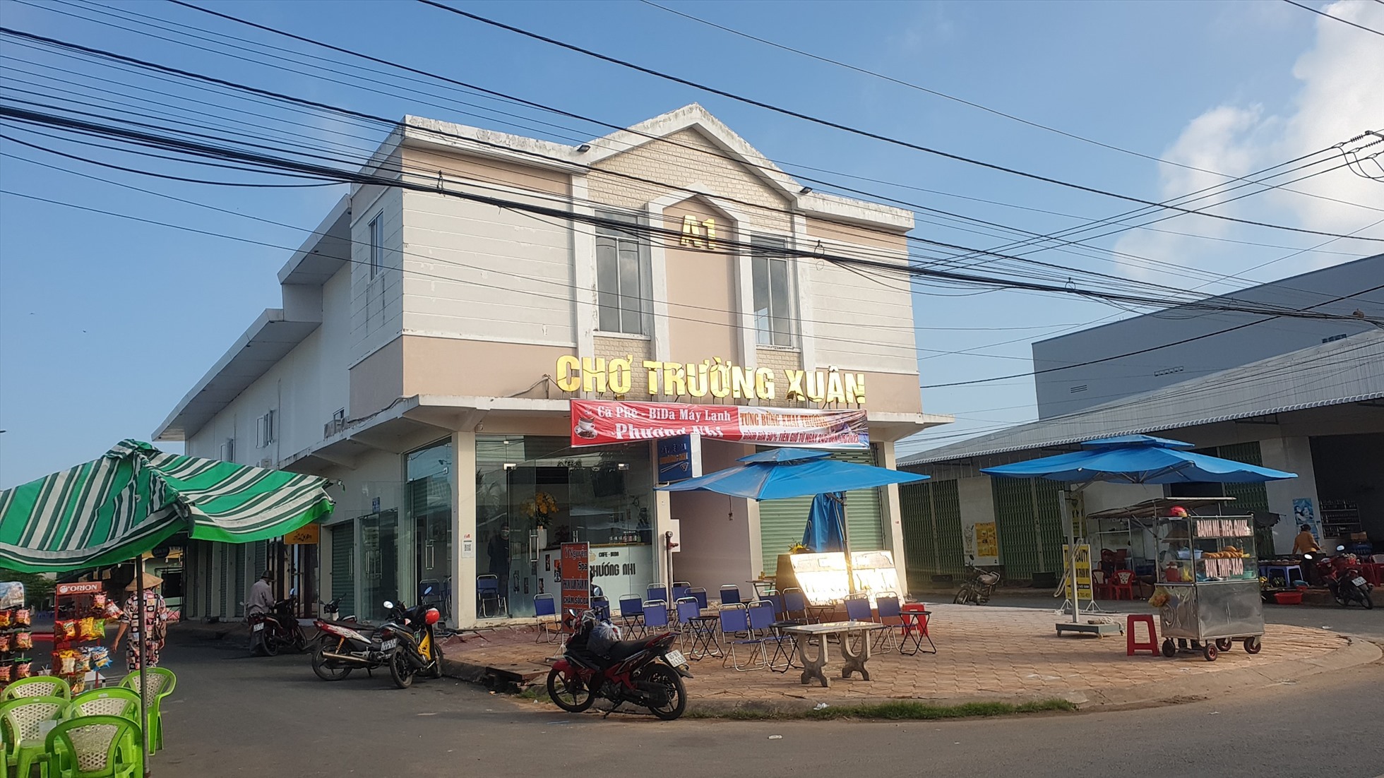 Năm 2008, UBND TP Cần Thơ đã chấp thuận chủ trương đầu tư xây dựng Khu thương mại Trường Xuân, rộng 4,5ha, cách chợ Bà Đầm vài trăm mét. Khi chợ mới hoàn thành, tháng 8.2020, UBND xã Trường Xuân được giao tổ chức di dời chợ Bà Đầm sang Khu thương mại Trường Xuân nhưng vẫn còn vướng mắc của các tiểu thương.