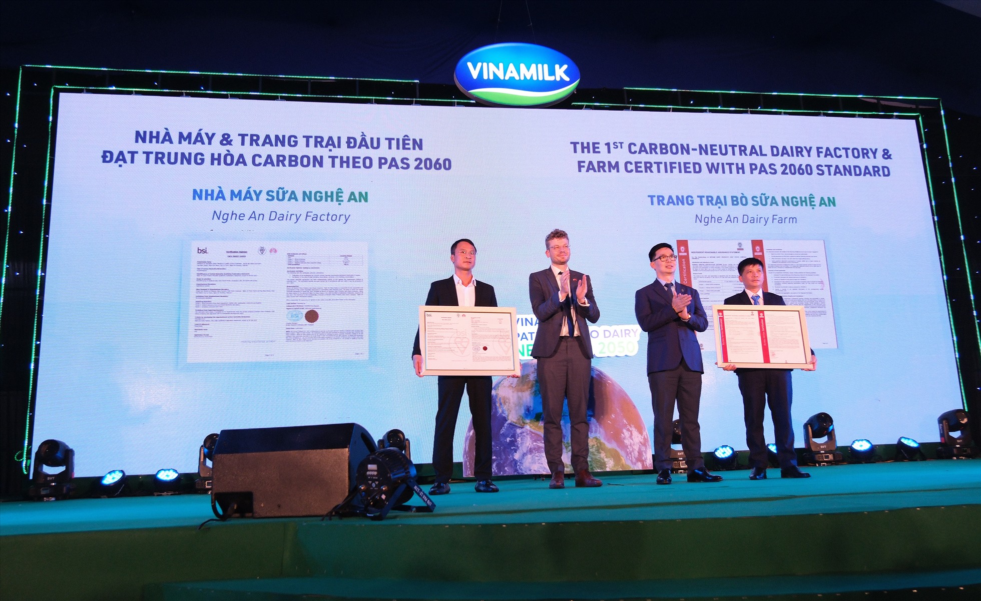 Đại diện các tổ chức quốc tế trao chứng nhận trung hòa carbon cho lãnh đạo nhà máy sữa và trang trại của Vinamilk tại Nghệ An. Ảnh: Vinamilk