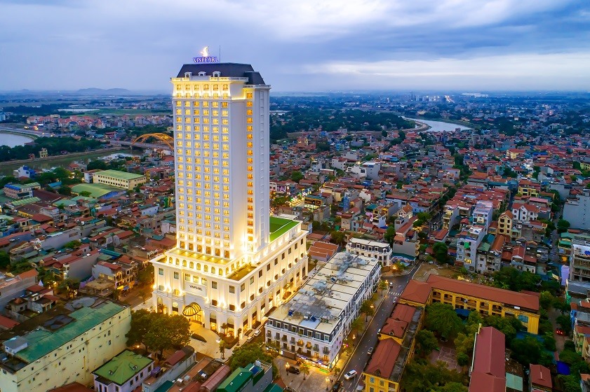 8. Melia Vinpearl Phủ Lý Là tòa nhà cao nhất ở trung tâm thành phố với 27 tầng, khách sạn Melia Vinpearl Phủ Lý nổi bật từ xa với thiết kế sang trọng, vừa thể hiện nét cổ điển, vừa hiện đại. Khách sạn chịu ảnh hưởng từ phong cách tân cổ điển hoàng gia, có sức hút với những ai có “gout” và yêu thích cái đẹp tinh tế. Giá tham khảo: Từ 800.000 đồng/đêm (Ảnh: Vinpearl)