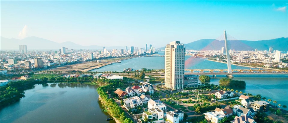 9. Grand Mercure Đà Nẵng  Nằm ngay trung tâm thành phố Đà Nẵng, khách sạn chỉ cách sân bay 5 phút lái xe. Nơi đây có 272 phòng hiện đại, tất cả có tầm nhìn ra núi hoặc đại dương. Cơ sở vật chất cũng bao gồm một spa, hồ bơi, sân tennis, nhà hàng, quán bar và trung tâm thể dục.  Giá tham khảo: Từ 1,6 triệu đồng/đêm