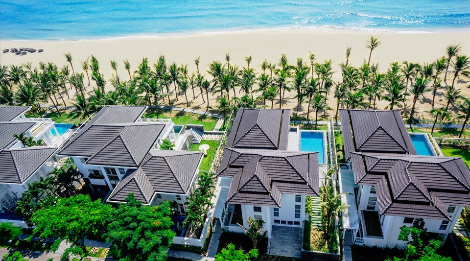 4. Premier Village Danang Resort  Premier Village Danang Resort là khách sạn sang trọng ở Đà Nẵng với thiết kế hiện đại, khu biệt thự đầy đủ tiện nghi, có bể bơi riêng với tầm nhìn hướng ra biển. Khách sạn phù hợp cho các hộ gia đình, nhóm bạn, cặp đôi muốn tìm kiếm không gian riêng tư để vui chơi, nghỉ dưỡng. Giá tham khảo: Từ 10,5 triệu đồng/đêm