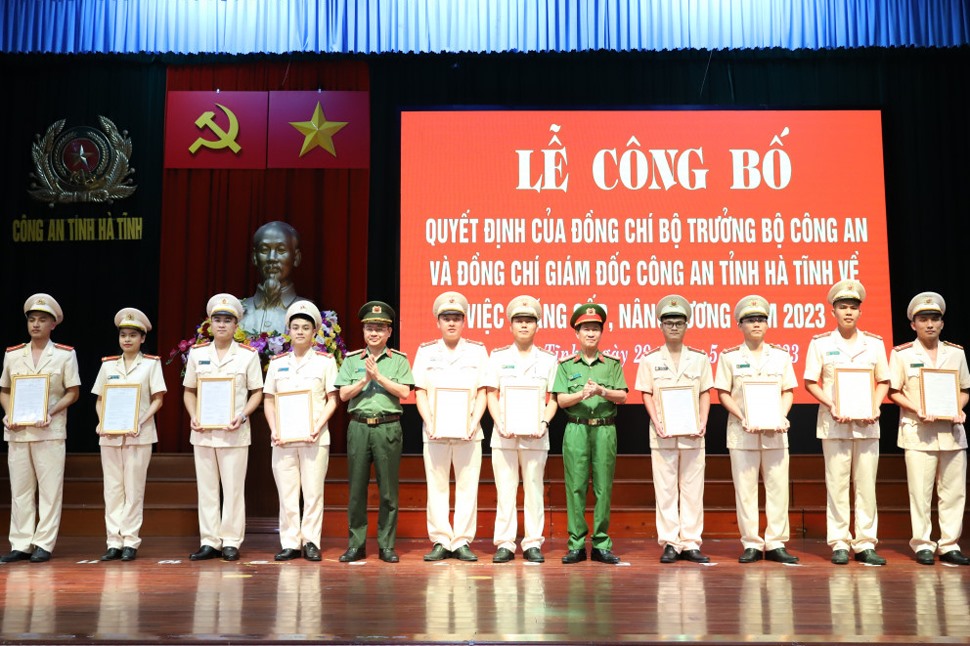 Lãnh đạo Công an tỉnh Hà Tĩnh trao quyết định cho các đồng chí được thăng cấp bậc hàm, nâng bậc lượng năm 2023. Ảnh Công an cung cấp.