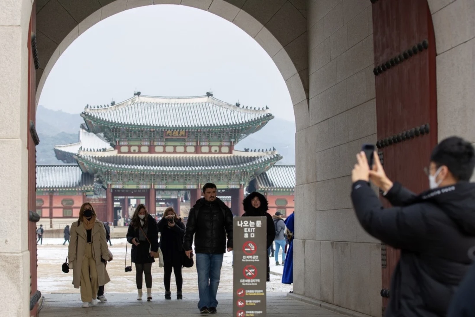 Du khách tham quan cung Gyeongbokgung ở Seoul, Hàn Quốc. Ảnh: Xinhua
