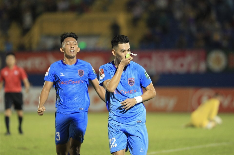 Tiền đạo Tiến Linh ghi bàn trong trận đấu với Hà Nội tại vòng 9 V.League 2023. Ảnh: Thanh Vũ