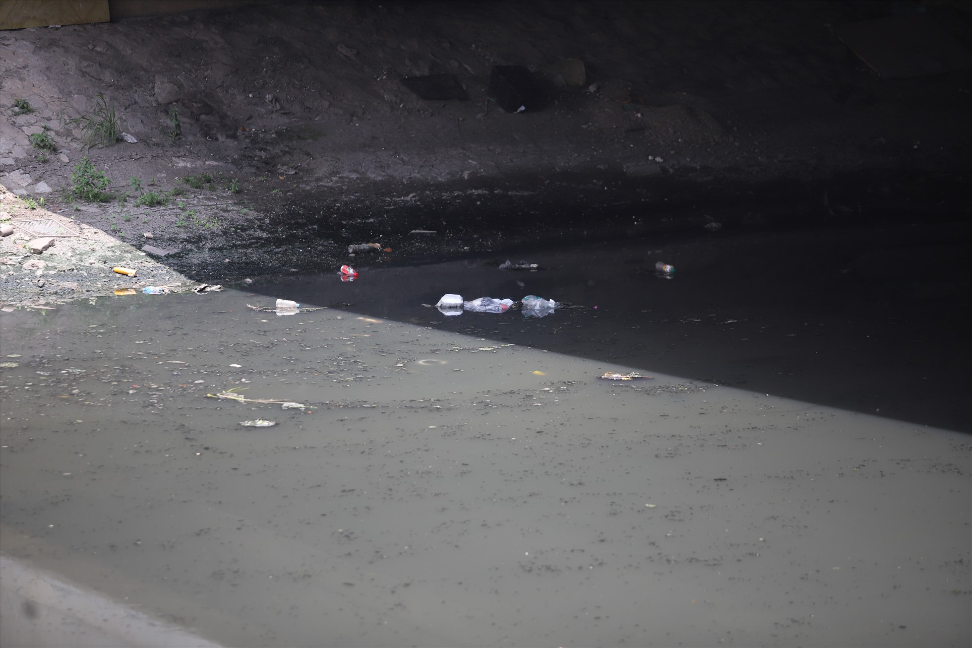 Xả thải ngày đêm khiến nước sông Tô Lịch ô nhiễm nghiêm trọng. Ảnh: Vĩnh Hoàng
