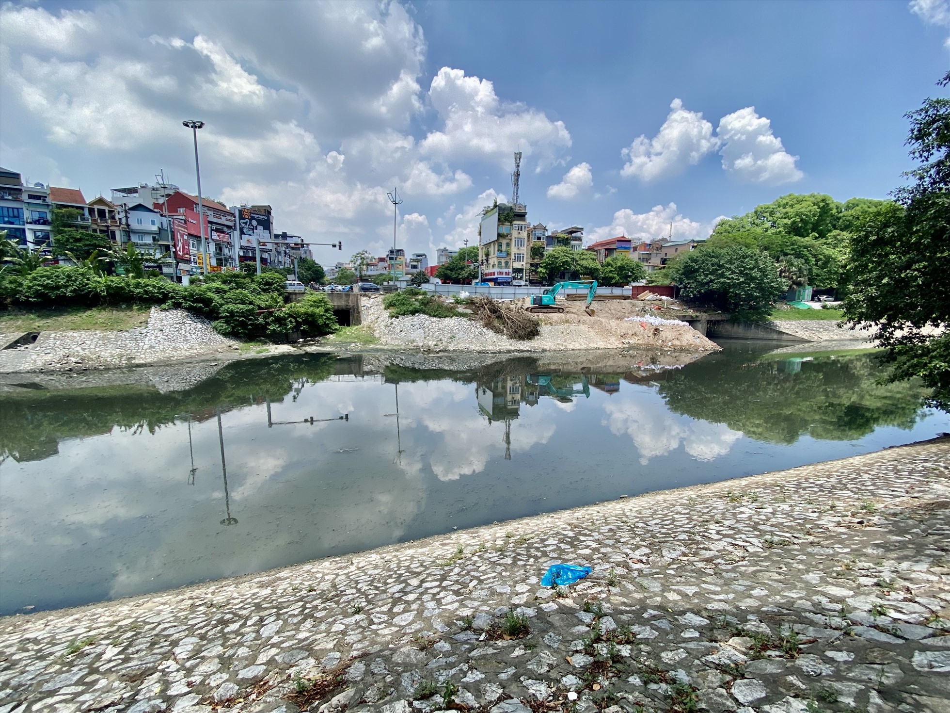 Sông Tô Lịch Dòng chảy qua nhiều khu dân cư đông đúc, đã và đang chịu ảnh hưởng lớn từ sự quá tải hạ tầng, ô nhiễm trầm trọng về nguồn nước nhất ở thủ đô Hà Nội. Ảnh: Vĩnh Hoàng