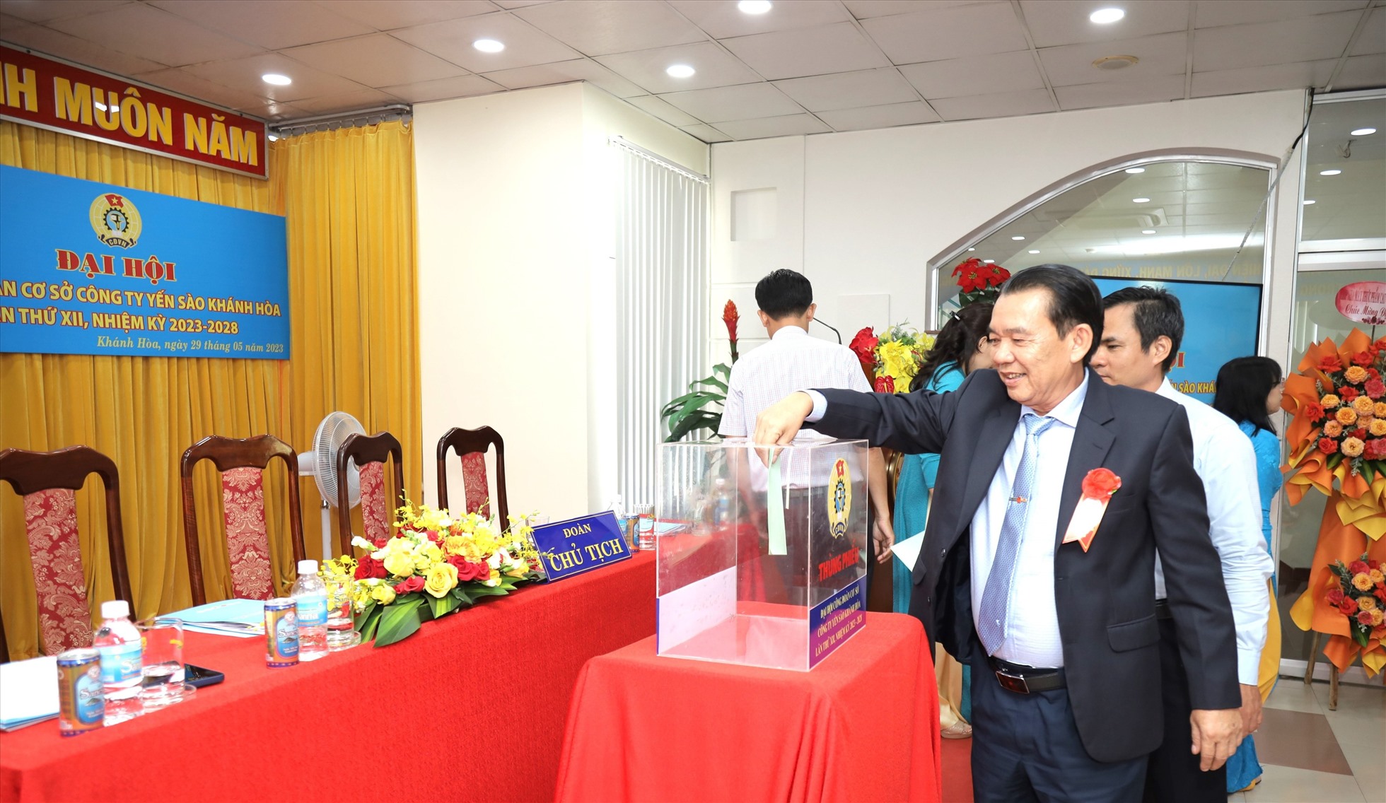 Các đại biểu bỏ phiếu bầu Ban chấp hành CĐCS Công ty Yến Sào Khánh Hòa nhiệm kì 2023-2028. Ảnh: Nguyễn Thủy