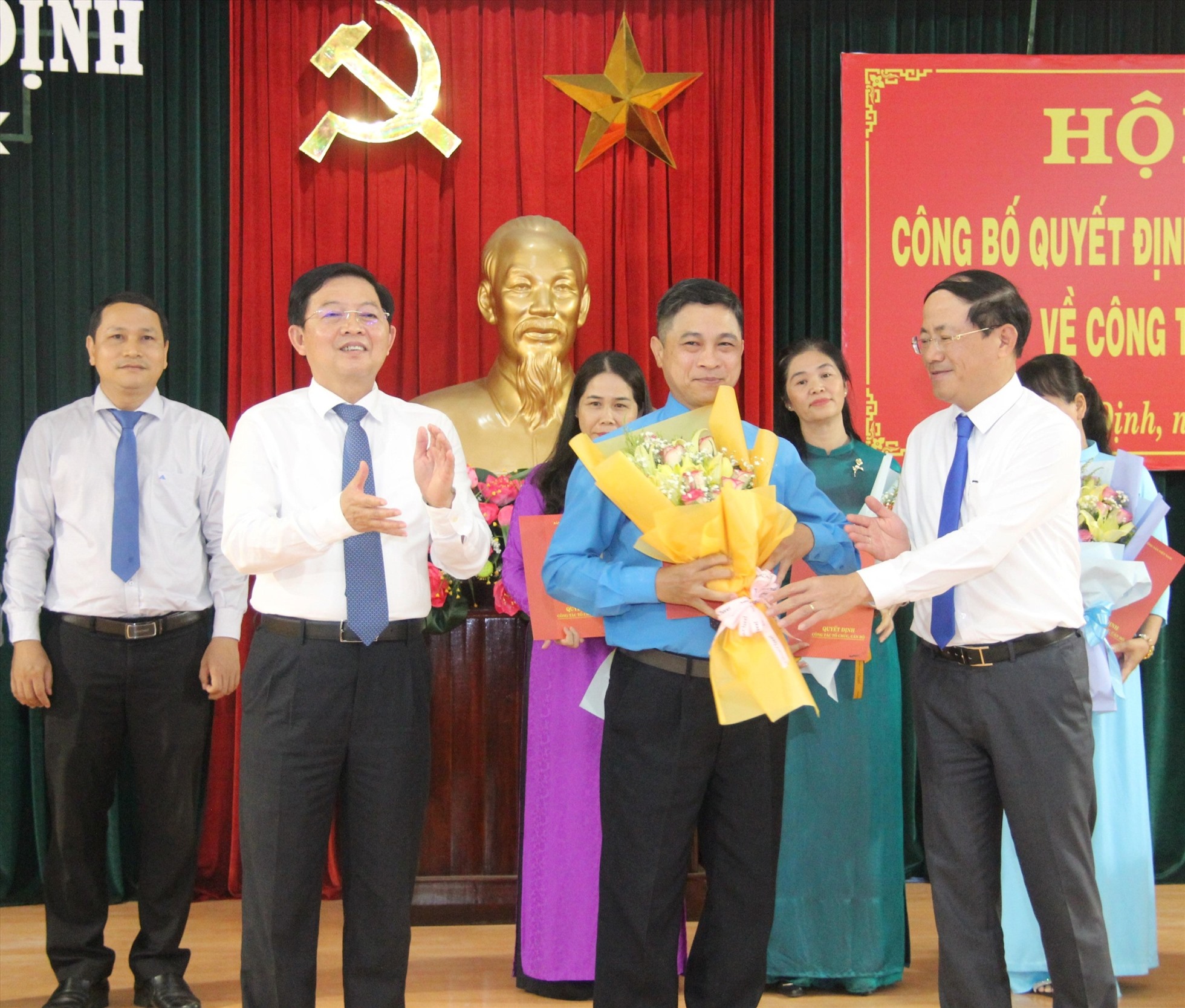 Ông Nguyễn Mạnh Hùng (áo xanh), nhận nhiệm vụ mới tại Ban Dân vận Tỉnh ủy Bình Định. Ảnh: Nguyễn Ngọc.