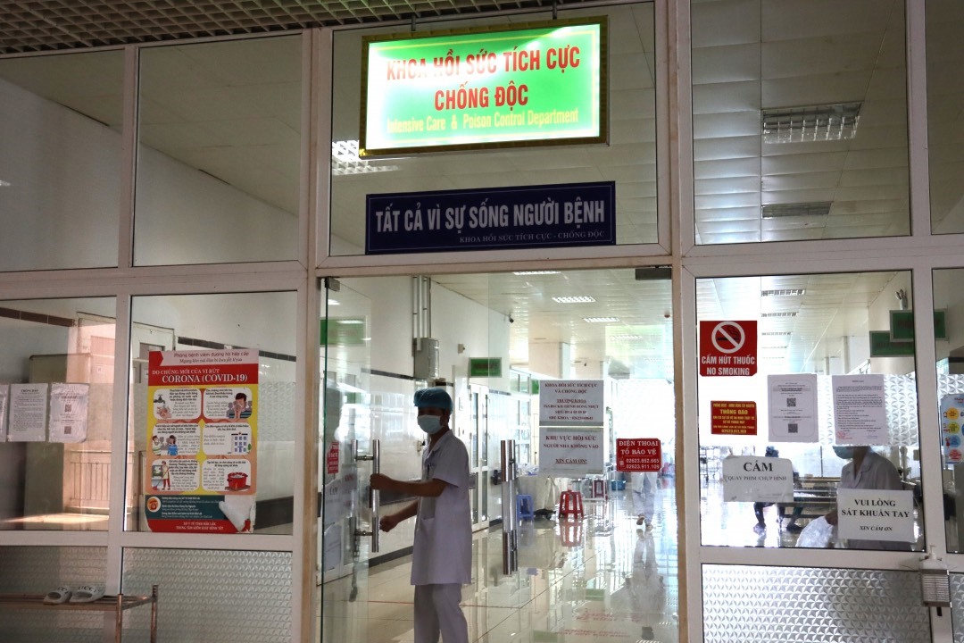 Bệnh nhân bị ngộ độc nấm đang được điều trị tại Bệnh viện Đa khoa vùng Tây Nguyên. Ảnh: Hồng Chuyên