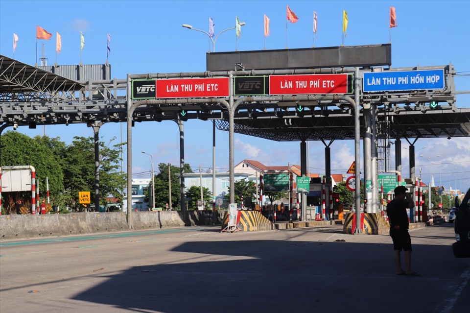 Mỗi ngày đều có hàng ngàn lượt xe vì “né trạm” thu phí đường bộ (đoạn Km 943+975 Quốc lộ 1A tại xã Điện Thắng Bắc, thị xã Điện Bàn, tỉnh Quảng Nam) mà đi vào đường dân sinh khiến người dân bất an.