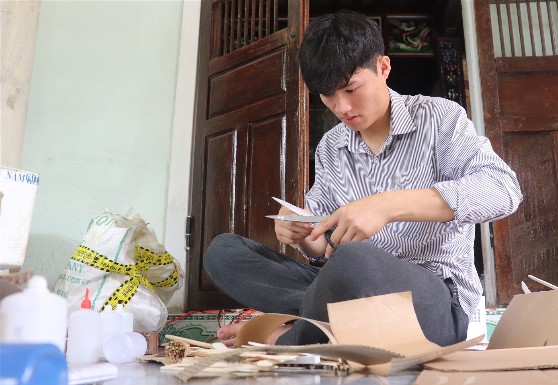 Năm 2021, khi đang học nghề ở ngoại tỉnh, thì dịch COVID-19 bùng phát, Hoàng Thanh Tùng (22 tuổi, trú thị trấn Gio Linh, huyện Gio Linh, tỉnh Quảng Trị) trở về quê. Vốn đam mê các nhà mô hình, nên tranh thủ thời gian rỗi, Tùng tận dụng các vật liệu có sẵn để thử làm nhà mô hình.