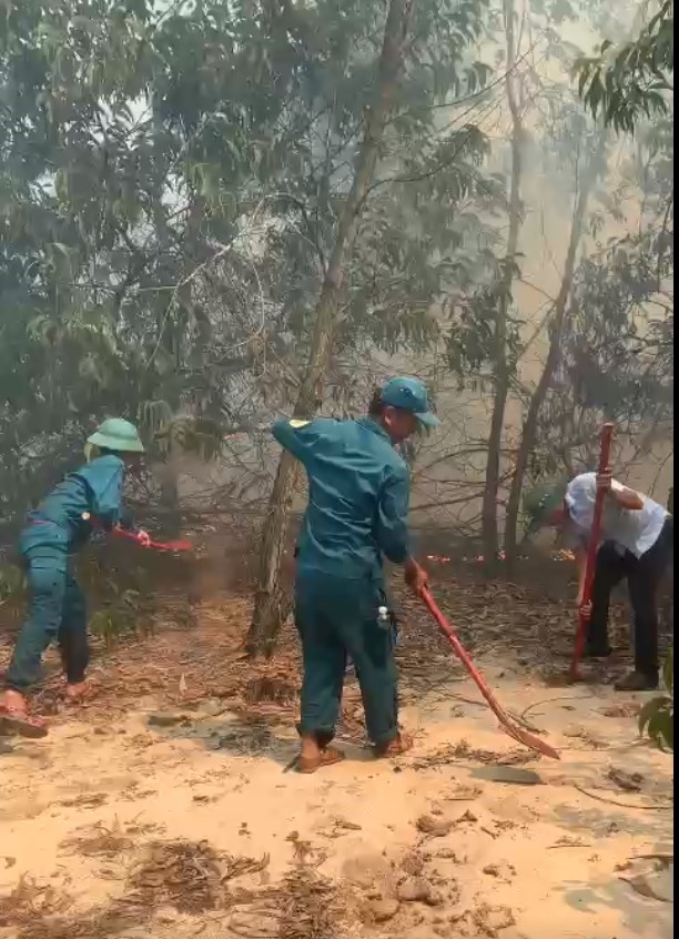 Các lực lượng tham gia chữa cháy. Ảnh Lực lượng chữa cháy Quảng Nam.