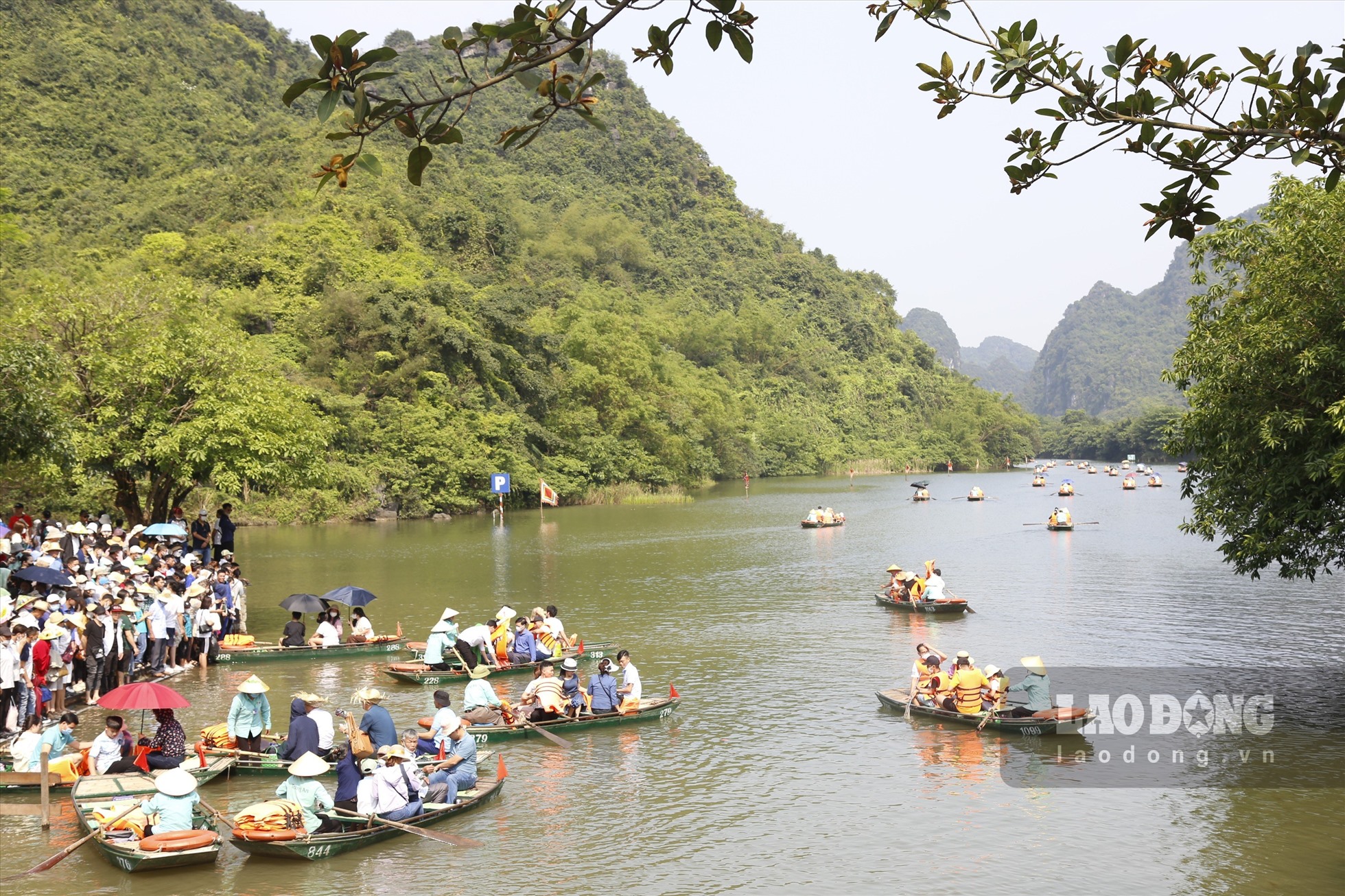 Khu du lịch sinh thái Tràng An là một trong những điểm có lượng khách đông nhất với