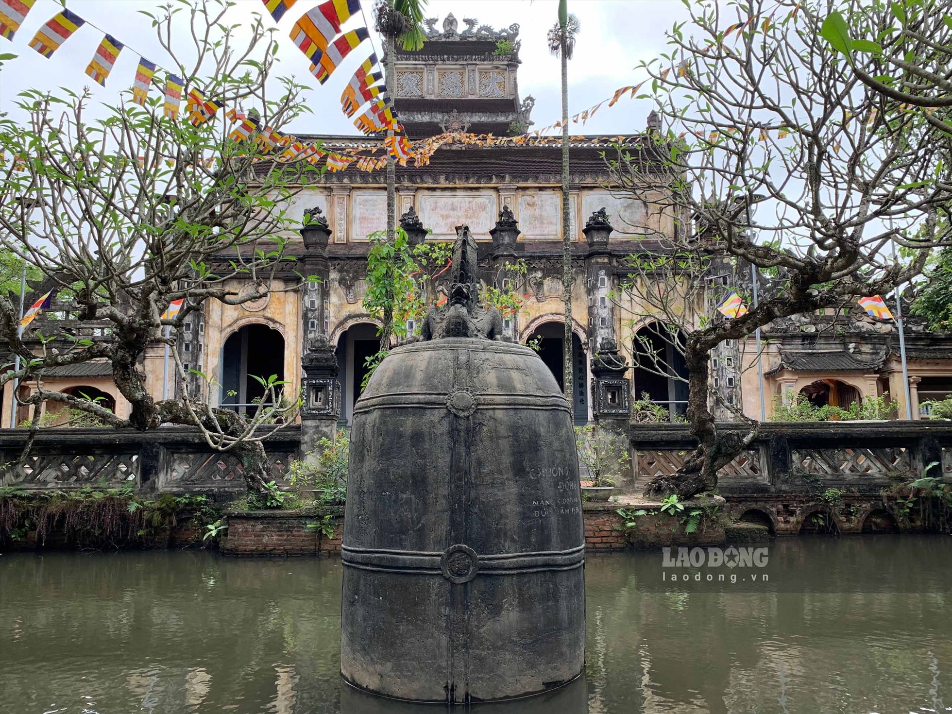 Ngắm báu vật nặng 9 tấn giữa lòng hồ chùa Cổ Lễ Nam Định