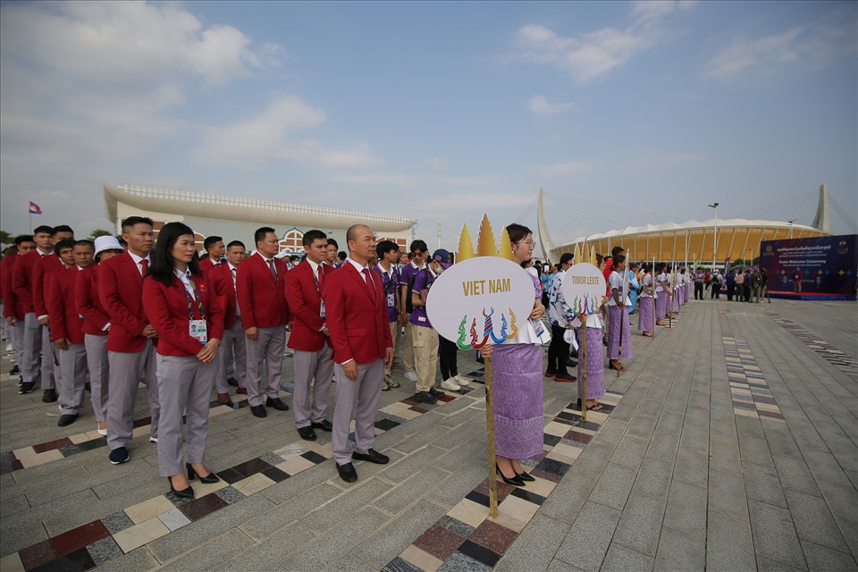 Đoàn thể thao Việt Nam gồm phó trưởng đoàn Hoàng Quốc Vinh cùng một số cán bộ và vận động viên đã tham dự lễ thượng cờ sáng 3.5.