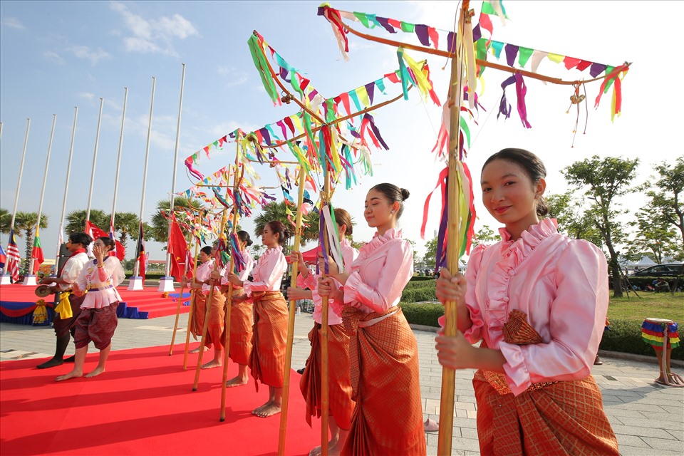 Nước chủ nhà chào đón các đoàn thể thao bằng điệu nhảy truyền thống của người Khmer.