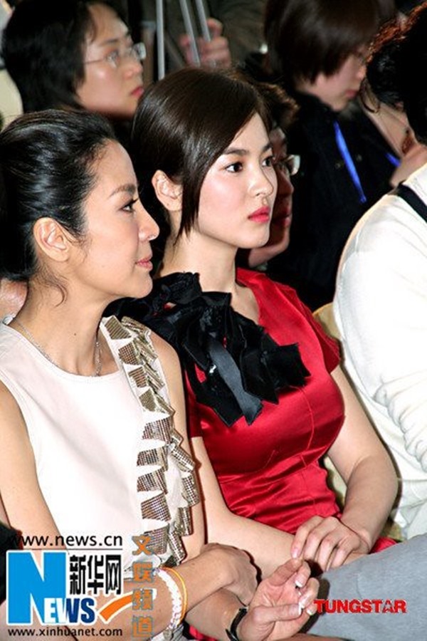 Hình ảnh cách đây nhiều năm của Dương Tử Quỳnh và Song Hye Kyo. Ảnh: Xinhua