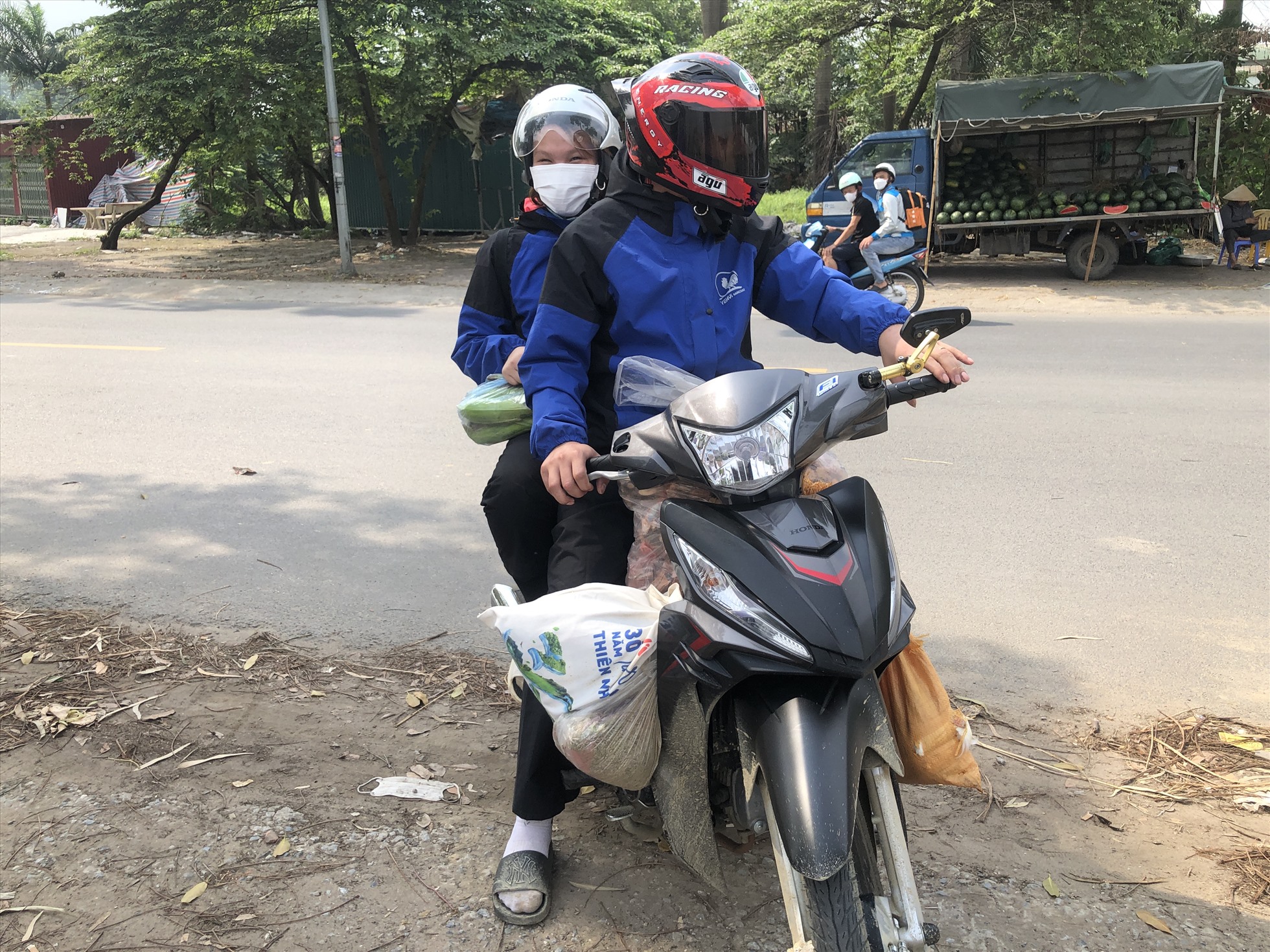 Anh Bùi Văn Quý (quê Sơn La) cùng vợ đi xe máy từ 2 giờ sáng, đến hơn 9 giờ mới có mặt tại khu vực khu công nghiệp Thăng Long (Hà Nội).  Ảnh: Bảo Hân